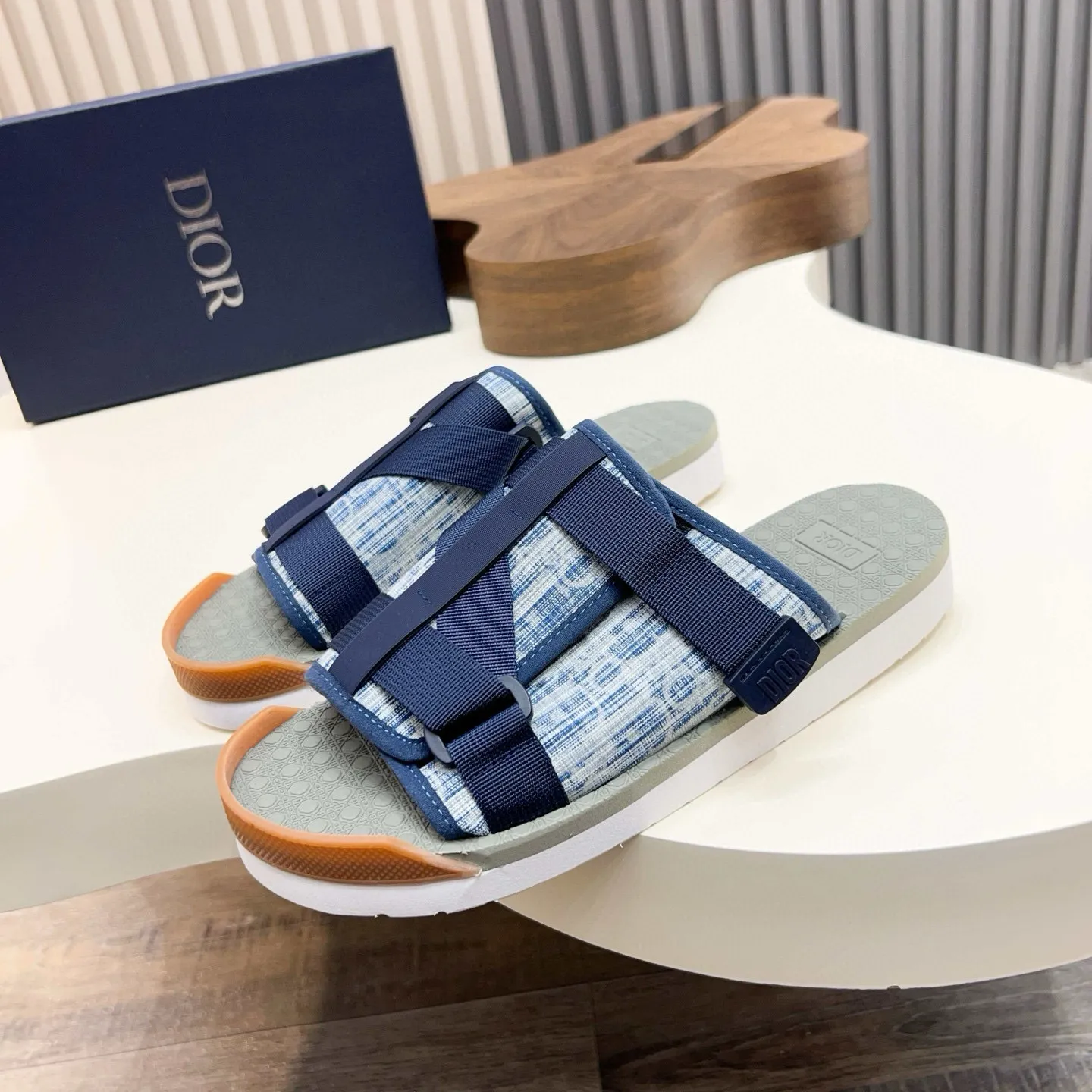 Factory price: 280💰Dior Alias ​​men's leather slippers. This Alias ​​sandal is a new summer product, showing a casual and elegant style. Carefully crafted from grained cow leather and Oblique printed fabric, with cowhide lining! Cross-strap design with metal-clad brass CD Diamond logo. The imported cowhide leather and rubber sole adds sophistication and comfort, while Oblique print-effect anti-slip panels add style. Size: 38-44 (45 customized)